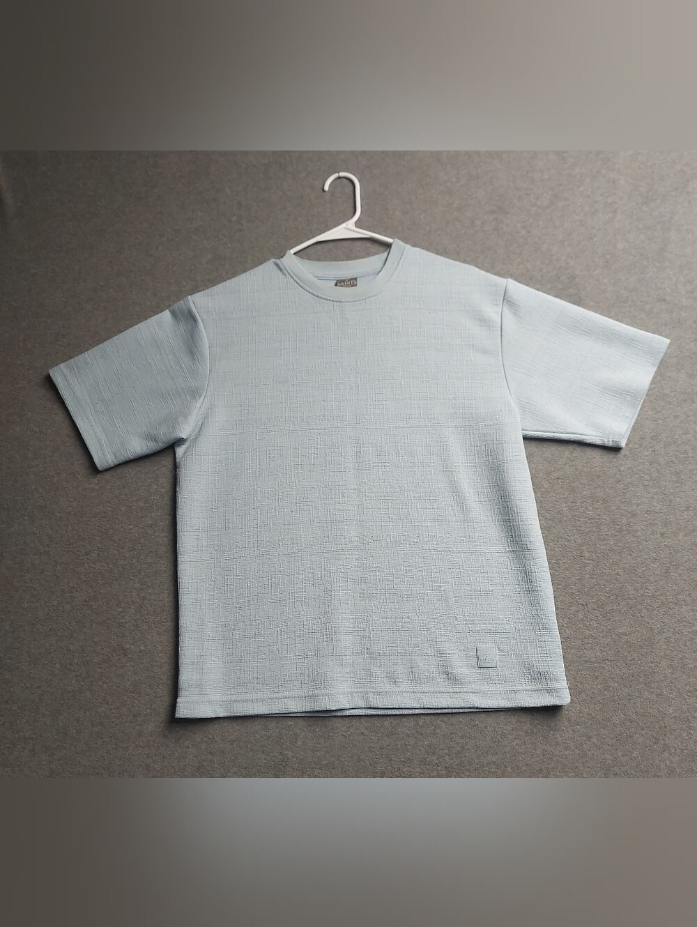 ​Saints Studio Light Blue Textured Short Sleeve T-Shirt Size Small
